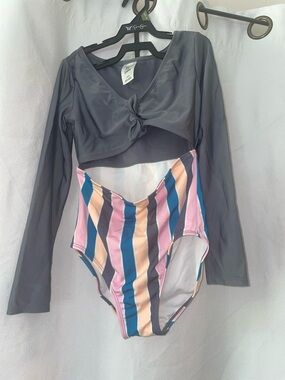 art class Gray Long-Sleeve One-Piece Swimsuit with Multicolor Stripes